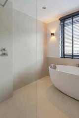 Warmte en kleur in badkamerontwerp-Glad Douche-badkamer,badkamer met warme kleuren,lichte luxe badkamer,minimalistische badkamer design,modern badkamerontwerp,stijlvolle moderne badkamer-Warmte en kleur in badkamerontwerp-OBLY