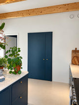 Donkerblauwe maatwerk leefkeuken met kookeiland