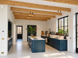 Donkerblauwe maatwerk leefkeuken met kookeiland