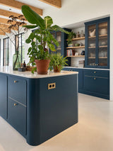 Donkerblauwe maatwerk leefkeuken met kookeiland