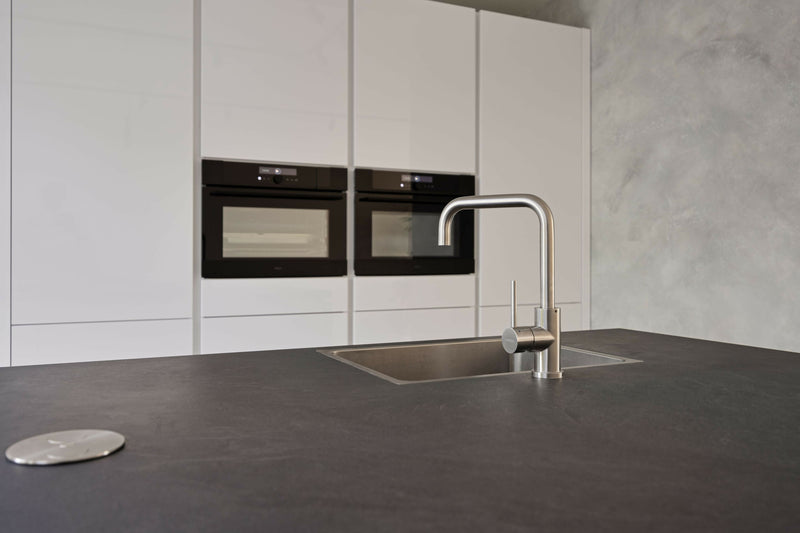 Witte Hoogglans Keuken met Unieke Details-Jan van Sundert-Keuken-OBLY