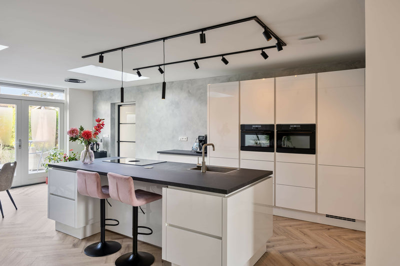 Witte Hoogglans Keuken met Unieke Details-Jan van Sundert-Keuken-OBLY