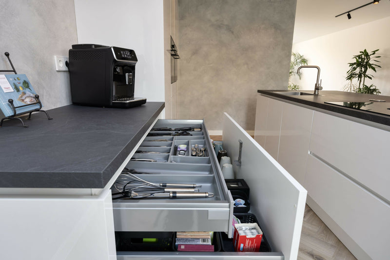 Witte Hoogglans Keuken met Unieke Details-Jan van Sundert-Keuken-OBLY