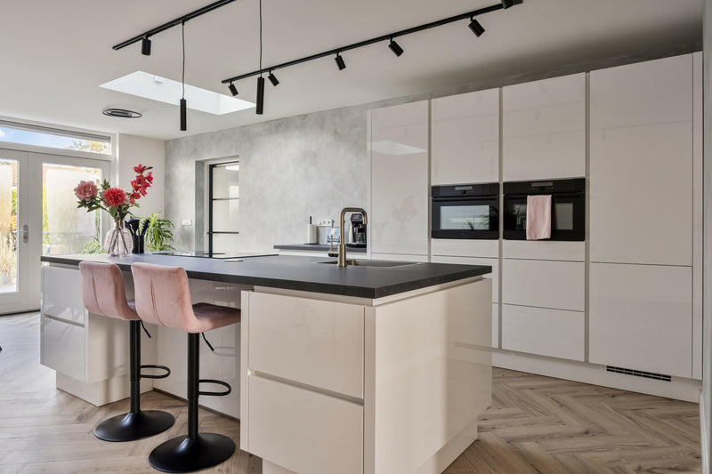 Witte Hoogglans Keuken met Unieke Details-Jan van Sundert-Keuken-OBLY