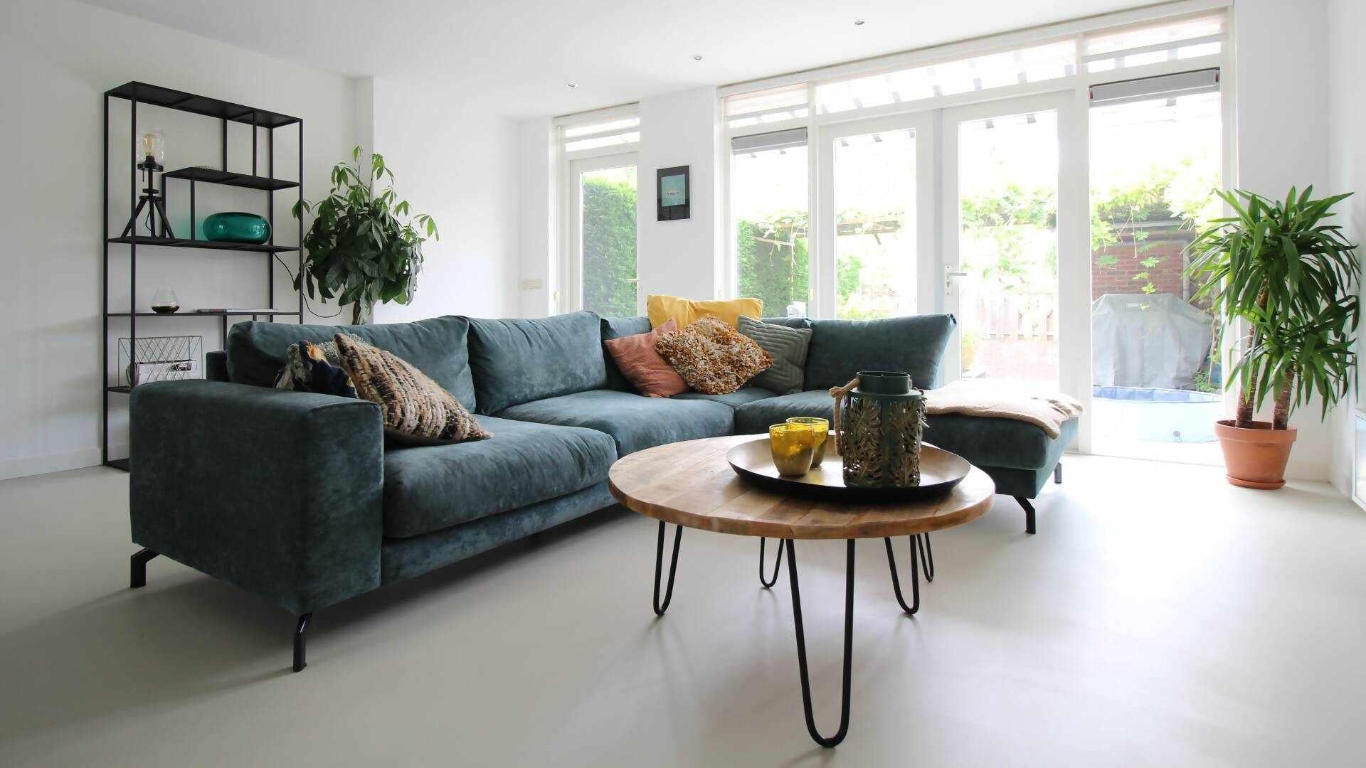 Woonbeton en toch Smooth-Motion gietvloeren-betonlook interieur,gietvloer woonkamer,krasbestendige vloer,microcement vloer,moderne vloerafwerking,naadloze vloer,woonbeton vloer,Woonkamer-Woonbeton en toch Smooth-OBLY