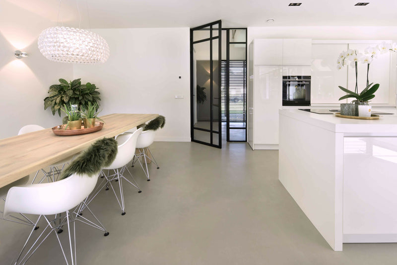 Woonbeton in moderne villa-Berkers Vloeren-woonkamer-Moderne villa met stijlvolle woonbetonvloer | Duurzaam & eigentijds-OBLY