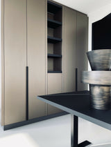 Woonkamer met maatwerk wandmeubel en luxe zitopstelling-L4 Elvire-woonkamer-Luxe woonkamer met maatwerk wandmeubel & zitopstelling | STUDIO L4-OBLY