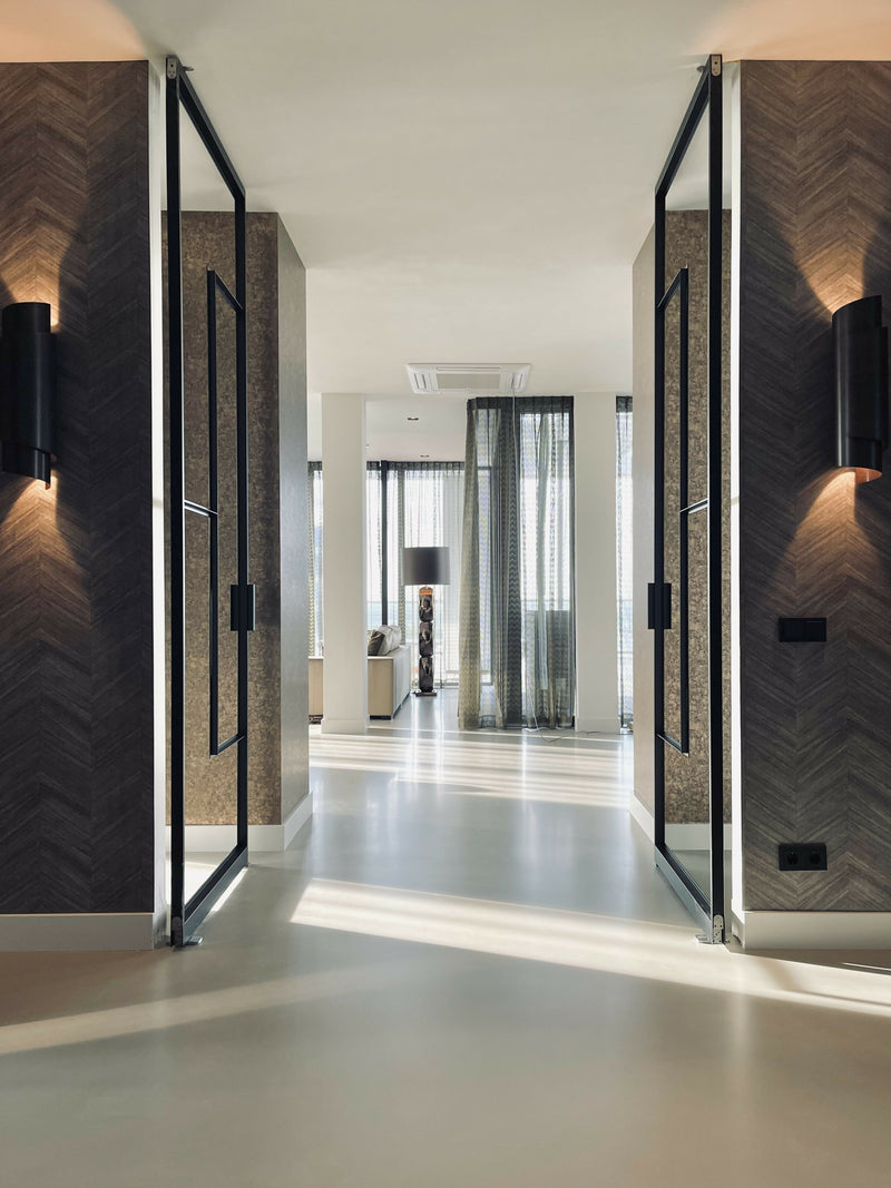 Woonkamer met maatwerk wandmeubel en luxe zitopstelling-L4 Elvire-woonkamer-Luxe woonkamer met maatwerk wandmeubel & zitopstelling | STUDIO L4-OBLY