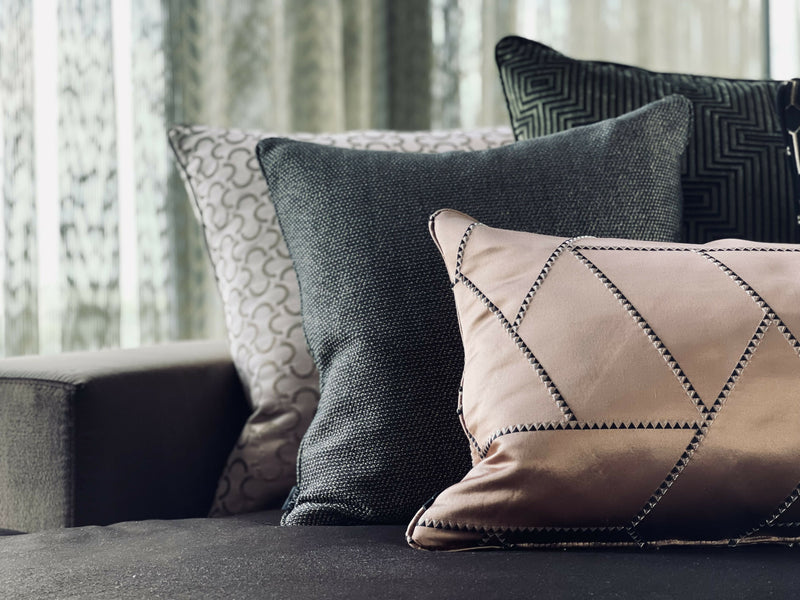 Woonkamer met maatwerk wandmeubel en luxe zitopstelling-L4 Elvire-woonkamer-Luxe woonkamer met maatwerk wandmeubel & zitopstelling | STUDIO L4-OBLY