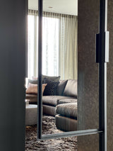 Woonkamer met maatwerk wandmeubel en luxe zitopstelling-L4 Elvire-woonkamer-Luxe woonkamer met maatwerk wandmeubel & zitopstelling | STUDIO L4-OBLY