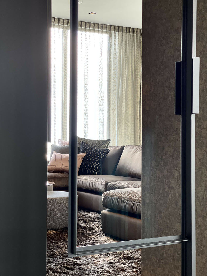 Woonkamer met maatwerk wandmeubel en luxe zitopstelling-L4 Elvire-woonkamer-Luxe woonkamer met maatwerk wandmeubel & zitopstelling | STUDIO L4-OBLY