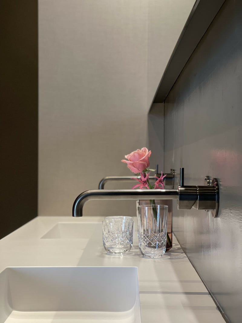 Woonkamer met maatwerk wandmeubel en luxe zitopstelling-L4 Elvire-woonkamer-Luxe woonkamer met maatwerk wandmeubel & zitopstelling | STUDIO L4-OBLY