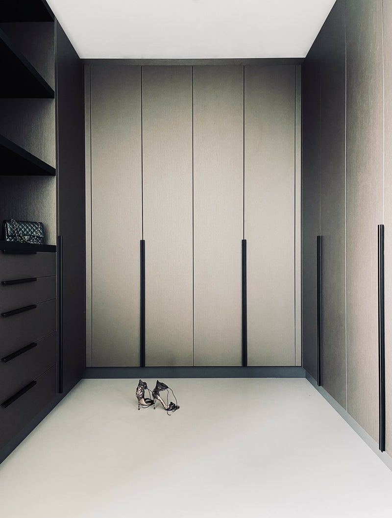Woonkamer met maatwerk wandmeubel en luxe zitopstelling-L4 Elvire-woonkamer-Luxe woonkamer met maatwerk wandmeubel & zitopstelling | STUDIO L4-OBLY