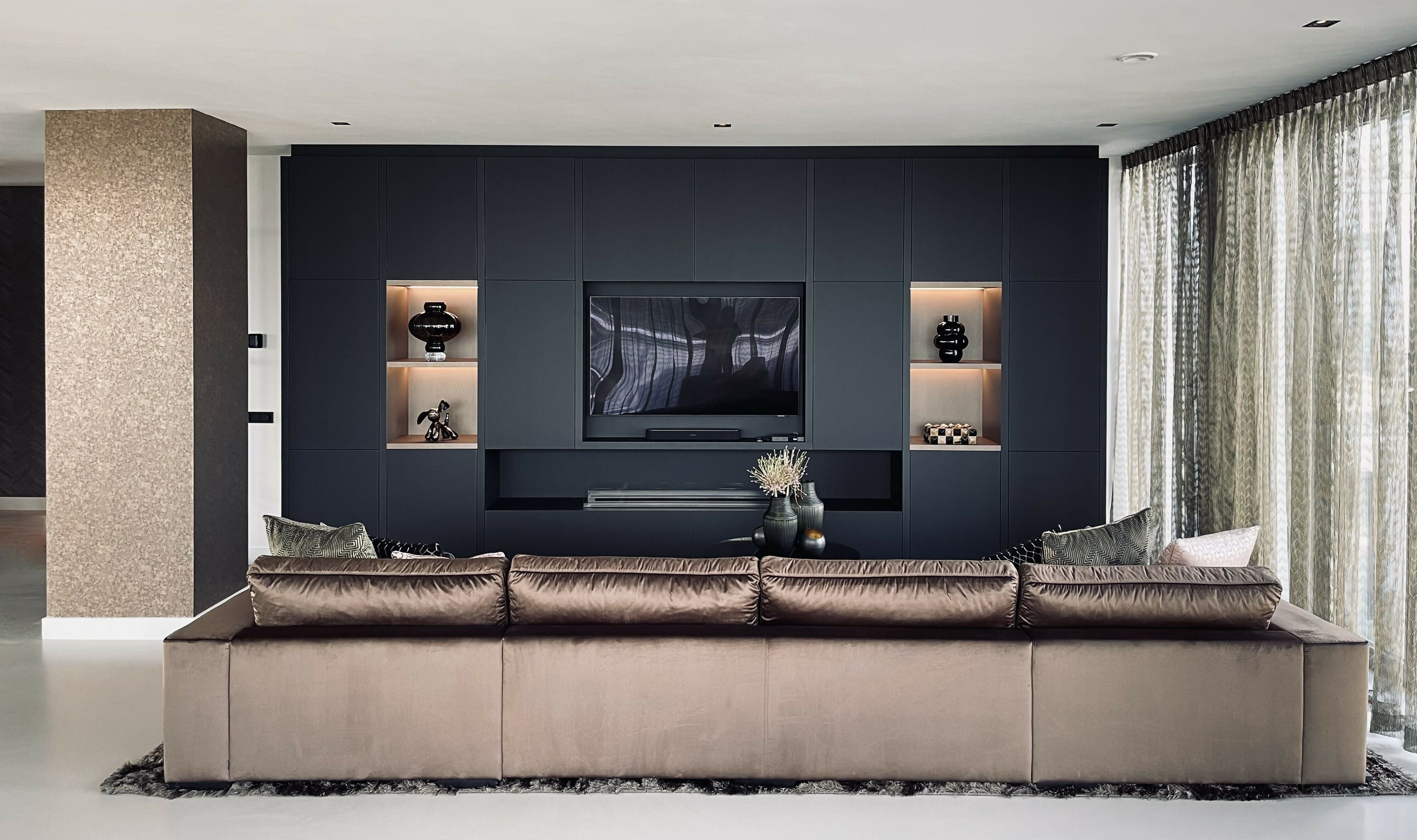 Woonkamer met maatwerk wandmeubel en luxe zitopstelling-L4 Elvire-woonkamer-Luxe woonkamer met maatwerk wandmeubel & zitopstelling | STUDIO L4-OBLY