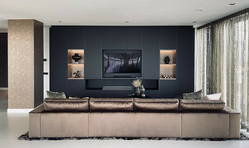 Woonkamer met maatwerk wandmeubel en luxe zitopstelling-L4 Elvire-woonkamer-Luxe woonkamer met maatwerk wandmeubel & zitopstelling | STUDIO L4-OBLY