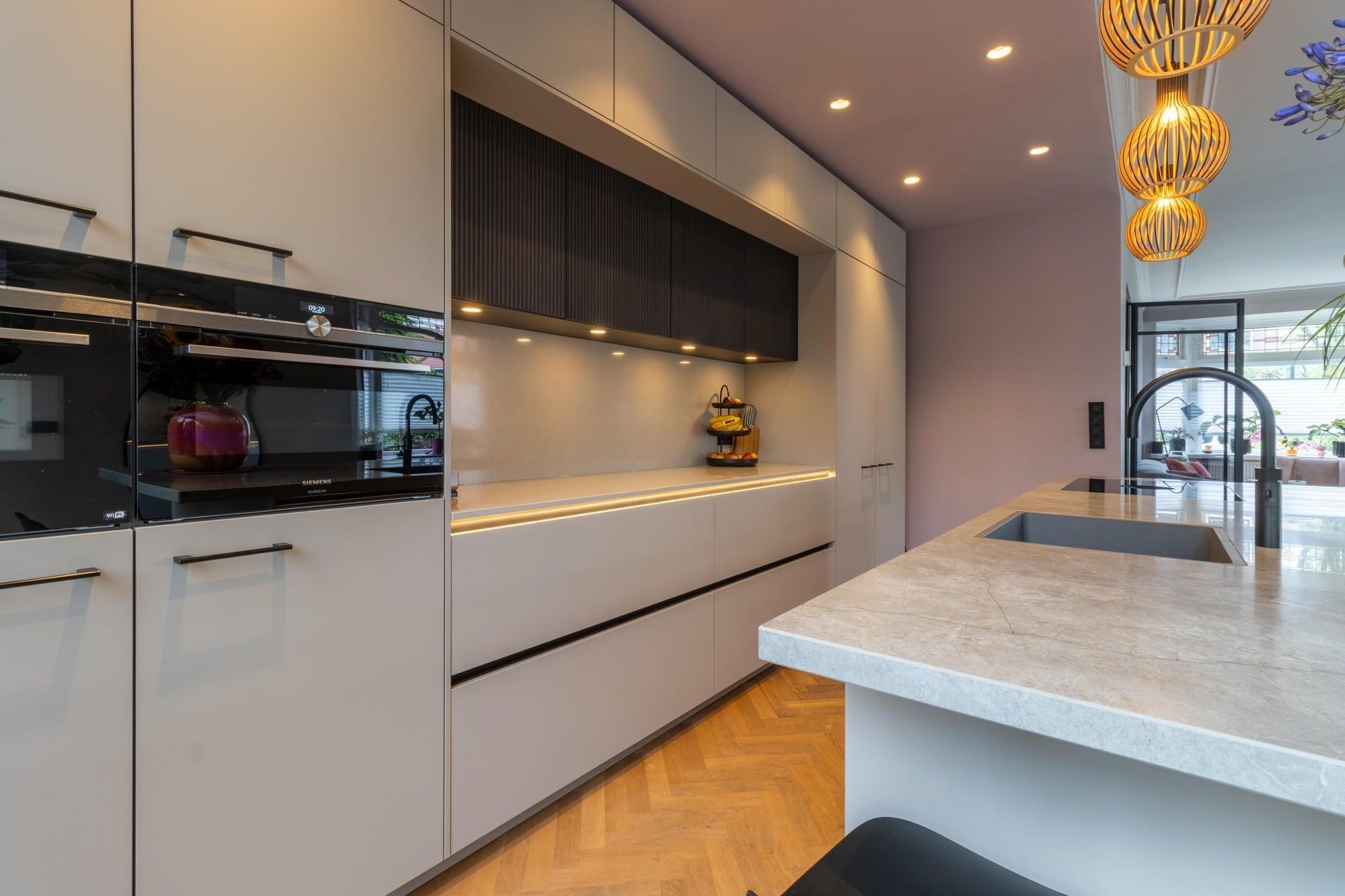 Woonkeuken met verfijnde contrasten-Iemms keukens & interieur-design keuken,keuken met eiland,keuken met houtaccenten,luxe keuken ontwerp,minimalistische keuken,moderne keuken inspiratie,moderne woonkeuken,woonkeuken met kookeiland-Moderne woonkeuken met kookeiland en houtaccenten-OBLY
