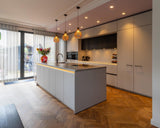 Woonkeuken met verfijnde contrasten-Iemms keukens & interieur-design keuken,keuken met eiland,keuken met houtaccenten,luxe keuken ontwerp,minimalistische keuken,moderne keuken inspiratie,moderne woonkeuken,woonkeuken met kookeiland-Moderne woonkeuken met kookeiland en houtaccenten-OBLY