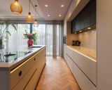 Woonkeuken met verfijnde contrasten-Iemms keukens & interieur-design keuken,keuken met eiland,keuken met houtaccenten,luxe keuken ontwerp,minimalistische keuken,moderne keuken inspiratie,moderne woonkeuken,woonkeuken met kookeiland-Moderne woonkeuken met kookeiland en houtaccenten-OBLY