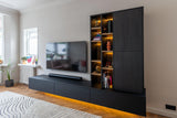 Woonkeuken met verfijnde contrasten-Iemms keukens & interieur-design keuken,keuken met eiland,keuken met houtaccenten,luxe keuken ontwerp,minimalistische keuken,moderne keuken inspiratie,moderne woonkeuken,woonkeuken met kookeiland-Moderne woonkeuken met kookeiland en houtaccenten-OBLY
