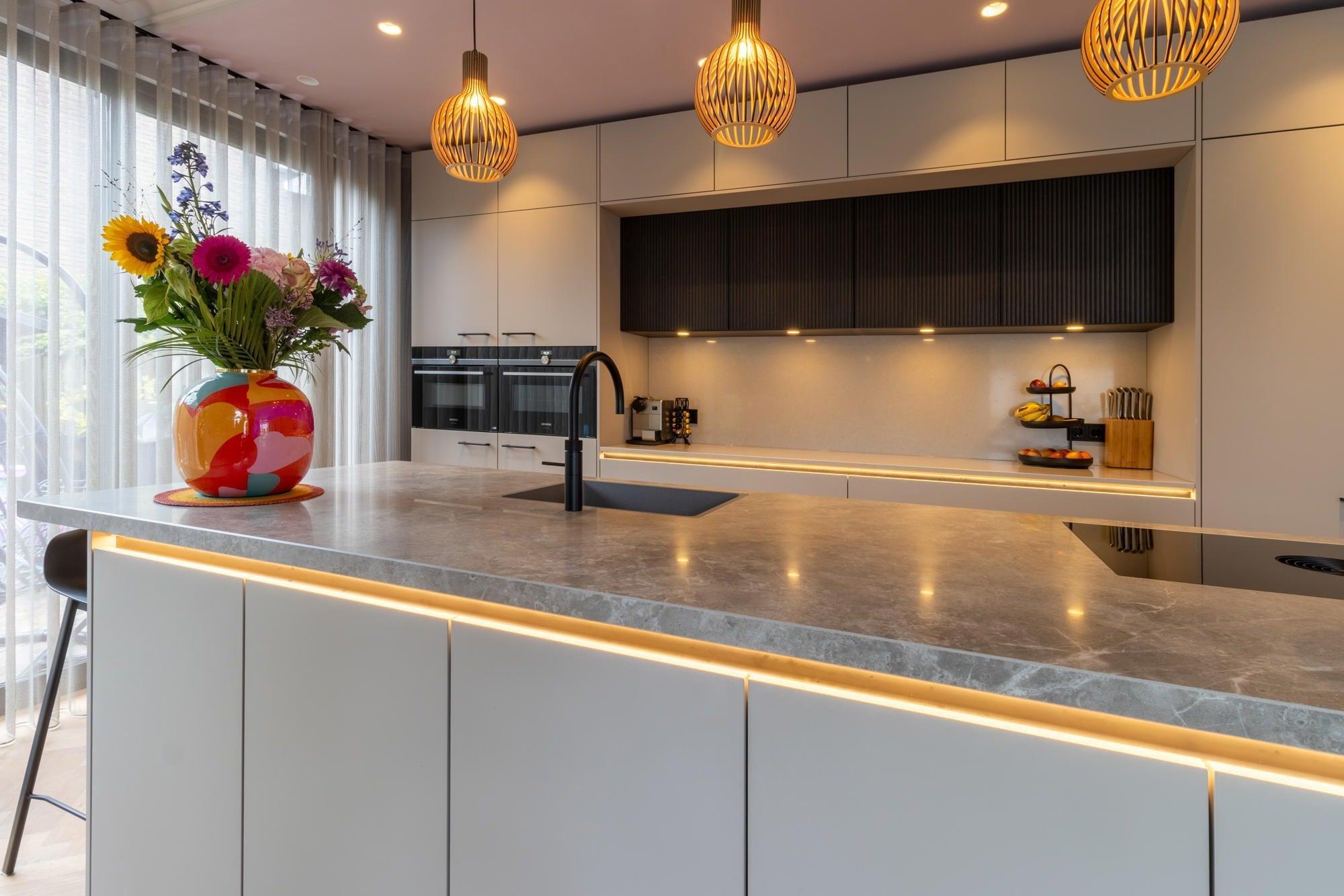 Woonkeuken met verfijnde contrasten-Iemms keukens & interieur-design keuken,keuken met eiland,keuken met houtaccenten,luxe keuken ontwerp,minimalistische keuken,moderne keuken inspiratie,moderne woonkeuken,woonkeuken met kookeiland-Moderne woonkeuken met kookeiland en houtaccenten-OBLY