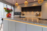 Woonkeuken met verfijnde contrasten-Iemms keukens & interieur-design keuken,keuken met eiland,keuken met houtaccenten,luxe keuken ontwerp,minimalistische keuken,moderne keuken inspiratie,moderne woonkeuken,woonkeuken met kookeiland-Moderne woonkeuken met kookeiland en houtaccenten-OBLY