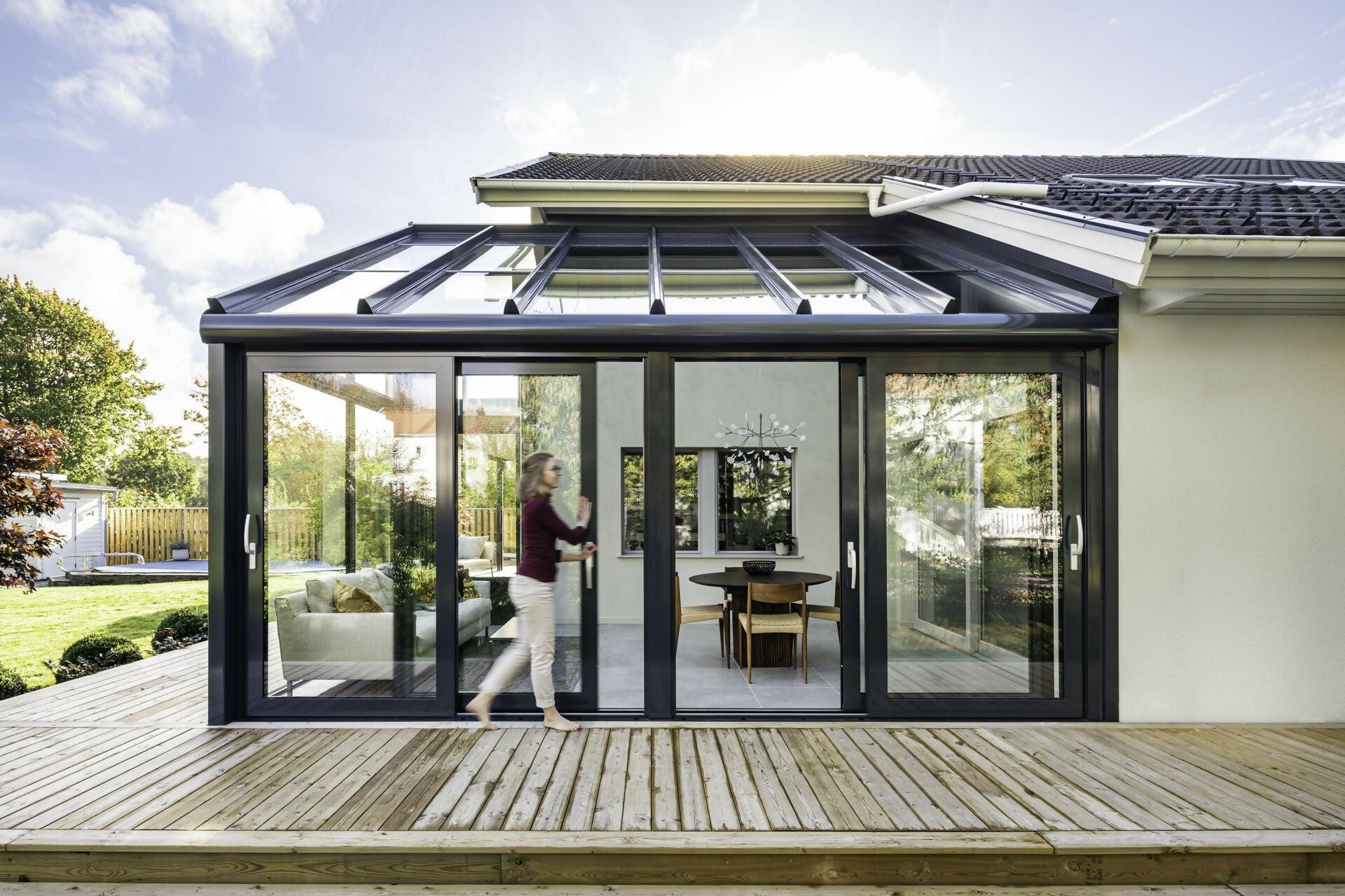 Woonserre: Licht, Ruimte en Natuur-Solarlux Nederland BV-aluminium serre,glazen serre,moderne serre,serre,serre aanbouw,serre aanbouw woning,serre inspiratie,serre met glas,serre woning,tuin serre,woonserre-OBLY
