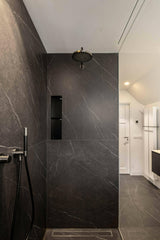 Zwarte marmeren tegels in badkamer-Het Badhuys-badkamer-Zwarte marmeren tegels in badkamer-OBLY