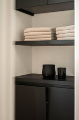 Zwarte marmeren tegels in badkamer-Het Badhuys-badkamer-Zwarte marmeren tegels in badkamer-OBLY