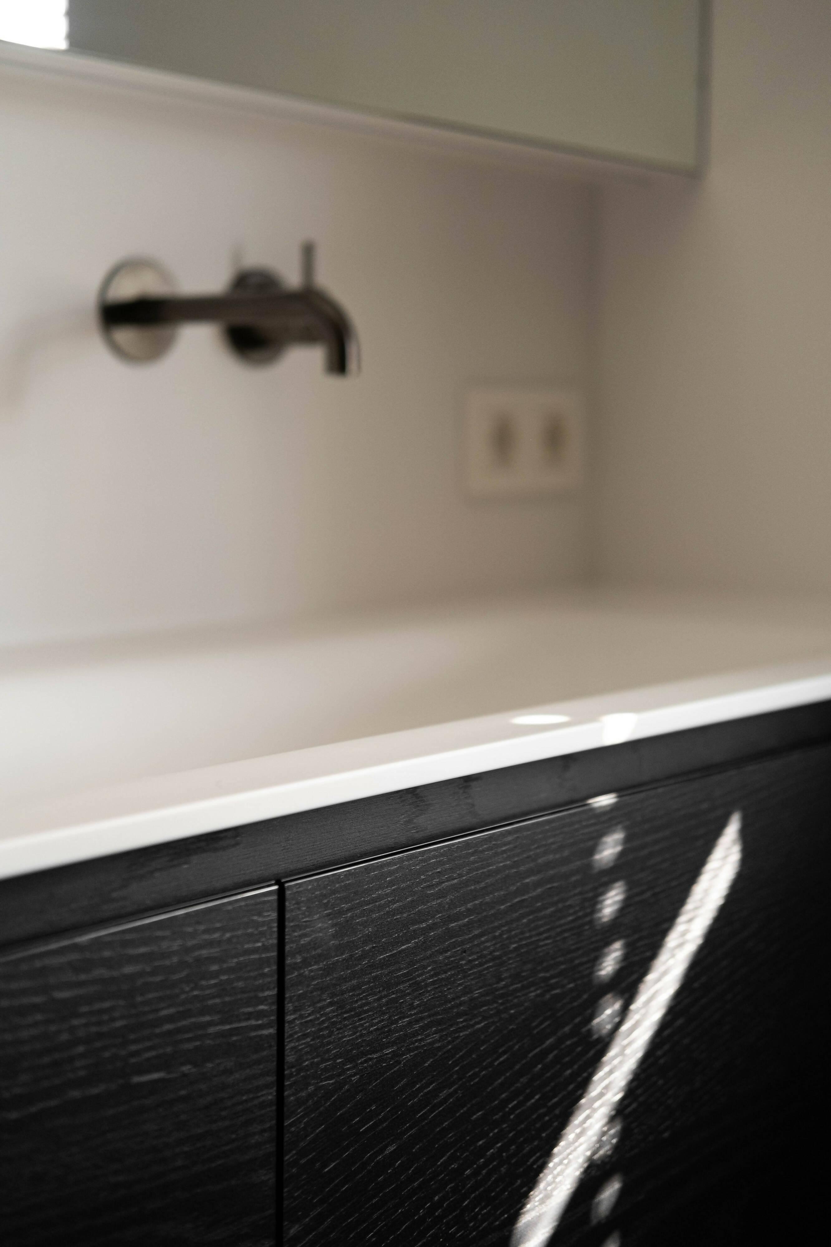 Zwarte marmeren tegels in badkamer-Het Badhuys-badkamer-Zwarte marmeren tegels in badkamer-OBLY