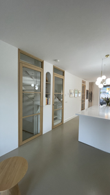 appartement met open keuken en kookeiland-lin design-boog-architectuur,boog-nis,design-roomdivider,houten-roomdivider,interieur-architectuur,kast-op-maat,maatwerk-interieur,maatwerk-kast,maatwerk-roomdivider,open-kastenwand,roomdivider-met-boog,woonkamer-interieur-OBLY