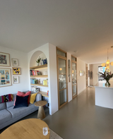 appartement met open keuken en kookeiland-lin design-boog-architectuur,boog-nis,design-roomdivider,houten-roomdivider,interieur-architectuur,kast-op-maat,maatwerk-interieur,maatwerk-kast,maatwerk-roomdivider,open-kastenwand,roomdivider-met-boog,woonkamer-interieur-OBLY