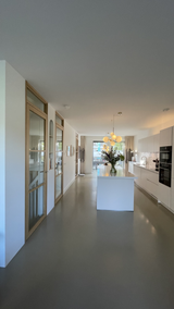 appartement met open keuken en kookeiland-lin design-boog-architectuur,boog-nis,design-roomdivider,houten-roomdivider,interieur-architectuur,kast-op-maat,maatwerk-interieur,maatwerk-kast,maatwerk-roomdivider,open-kastenwand,roomdivider-met-boog,woonkamer-interieur-OBLY