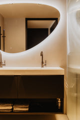 Luxe loft in oude textielfabriek met maatwerk keuken en designtrap