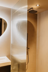 Luxe loft in oude textielfabriek met maatwerk keuken en designtrap