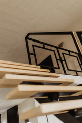 Luxe loft in oude textielfabriek met maatwerk keuken en designtrap
