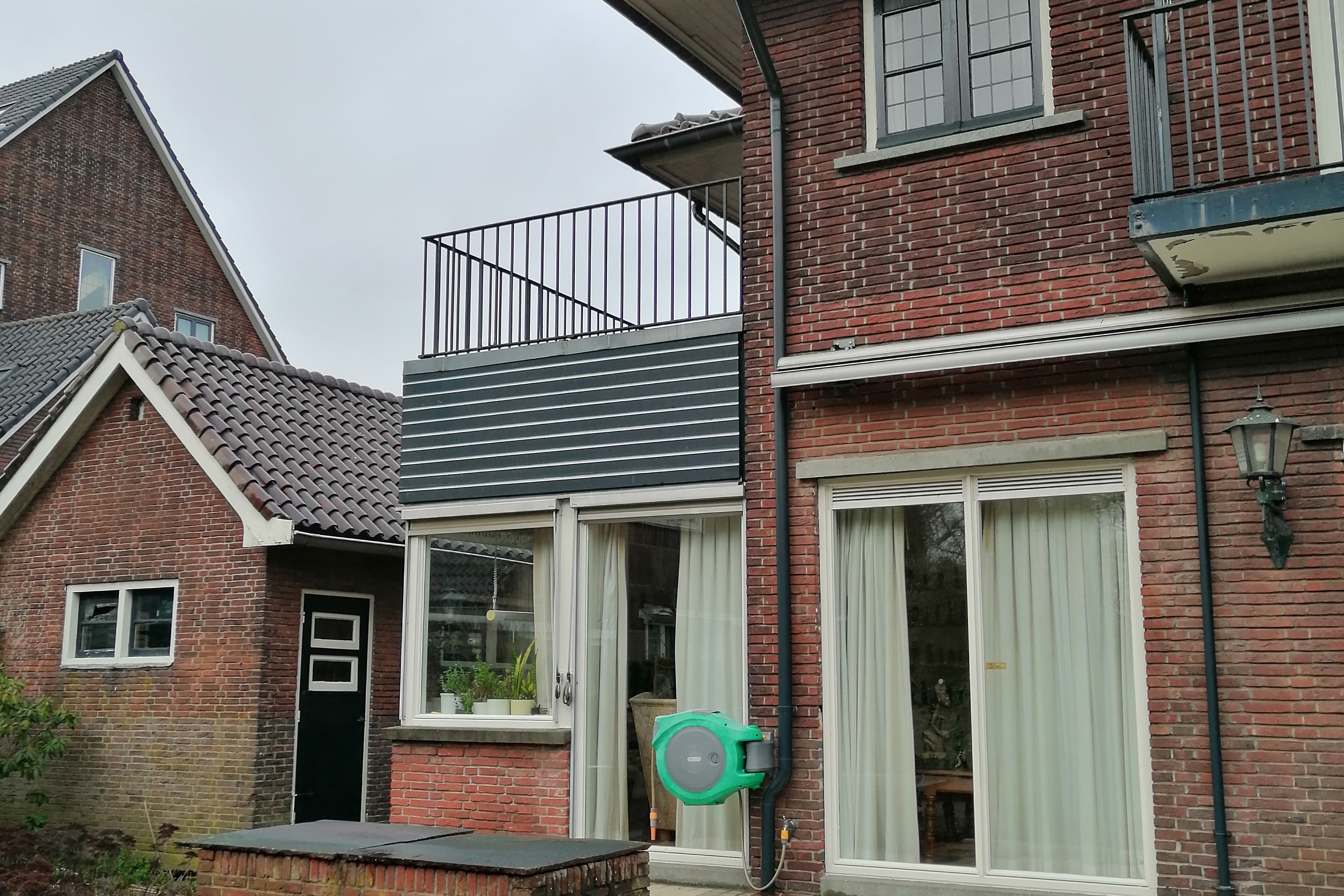 Before: bestaande uitbouw aan een karakteristieke jaren '30 woning vóór de totaalrenovatie.