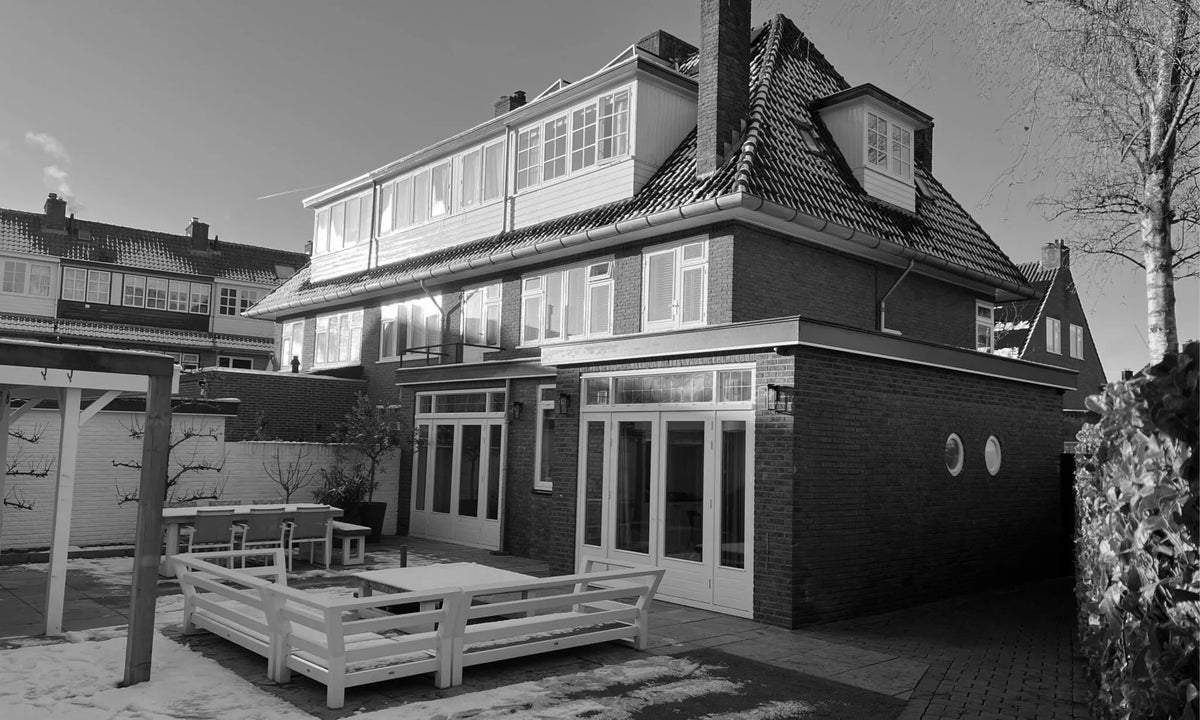 Before: achterzijde van een jaren ’30 woning in Breda met de oorspronkelijke uitbouw en gesloten gevel, vóór de verbouwing met een nieuwe glazen uitbouw.
