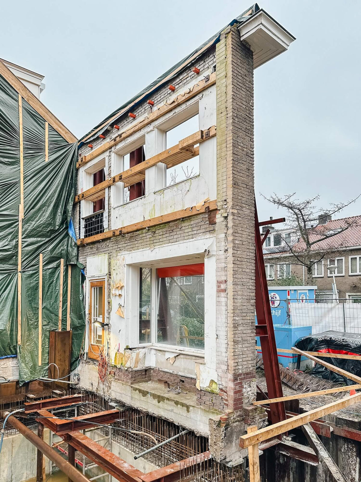 Binnenzijde van de behouden voorgevel tijdens de nieuwbouw van de woning in de Prinses Irenebuurt