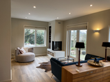 blauwe maatwerk keuken en woonkamer-lin design-blauwe-keuken,design-keuken,interieur-keuken,keuken-inrichting,keuken-interieur,keuken-met-kleur,keuken-op-maat,keuken-renovatie,maatwerk-keuken,maatwerk-meubel,marmerlook-werkblad,moderne-keuken-OBLY