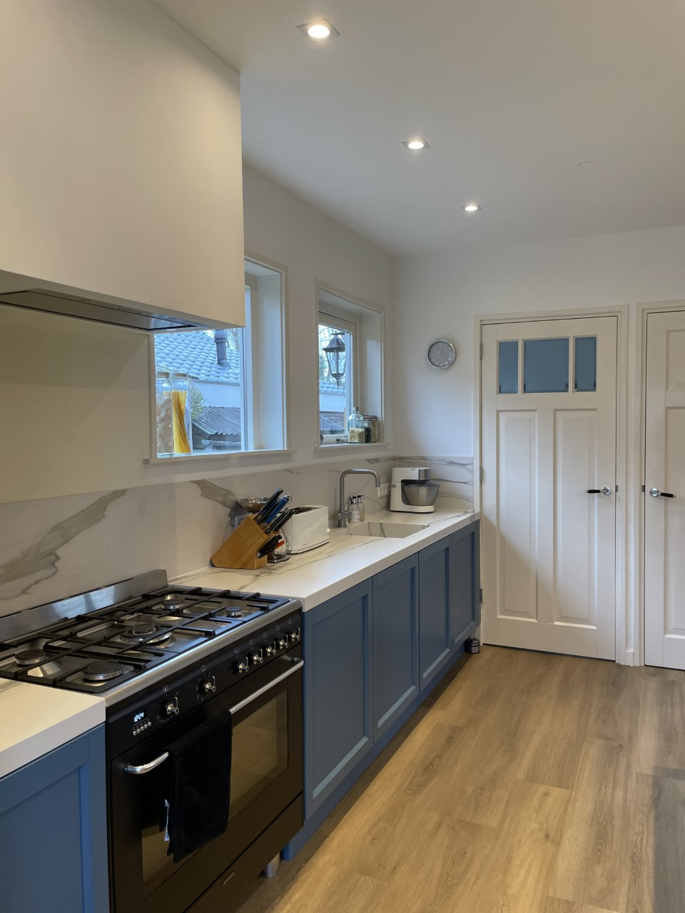 blauwe maatwerk keuken en woonkamer-lin design-blauwe-keuken,design-keuken,interieur-keuken,keuken-inrichting,keuken-interieur,keuken-met-kleur,keuken-op-maat,keuken-renovatie,maatwerk-keuken,maatwerk-meubel,marmerlook-werkblad,moderne-keuken-OBLY