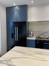 blauwe maatwerk keuken en woonkamer-lin design-blauwe-keuken,design-keuken,interieur-keuken,keuken-inrichting,keuken-interieur,keuken-met-kleur,keuken-op-maat,keuken-renovatie,maatwerk-keuken,maatwerk-meubel,marmerlook-werkblad,moderne-keuken-OBLY