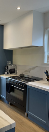 blauwe maatwerk keuken en woonkamer-lin design-blauwe-keuken,design-keuken,interieur-keuken,keuken-inrichting,keuken-interieur,keuken-met-kleur,keuken-op-maat,keuken-renovatie,maatwerk-keuken,maatwerk-meubel,marmerlook-werkblad,moderne-keuken-OBLY
