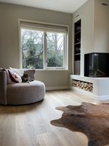 blauwe maatwerk keuken en woonkamer-lin design-blauwe-keuken,design-keuken,interieur-keuken,keuken-inrichting,keuken-interieur,keuken-met-kleur,keuken-op-maat,keuken-renovatie,maatwerk-keuken,maatwerk-meubel,marmerlook-werkblad,moderne-keuken-OBLY