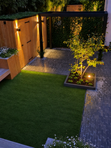 Moderne stadstuin met pergola, maatwerk hout en sfeerverlichting