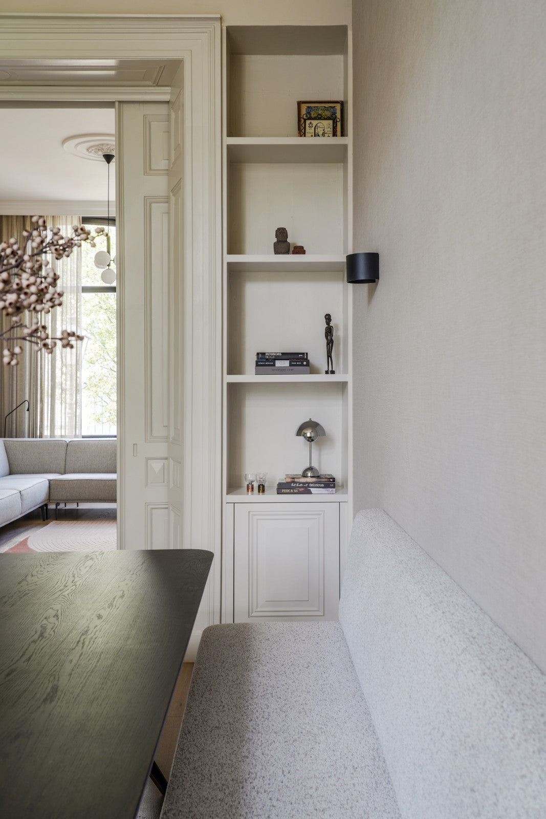 Eetkamer met ingebouwde kasten en klassieke details – inspiratie op OBLY voor jaren 20 en 30 woningen, herenhuizen, boven- en benedenwoningen, monumenten en herbestemde panden