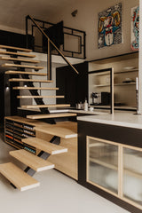 Luxe loft in oude textielfabriek met maatwerk keuken en designtrap