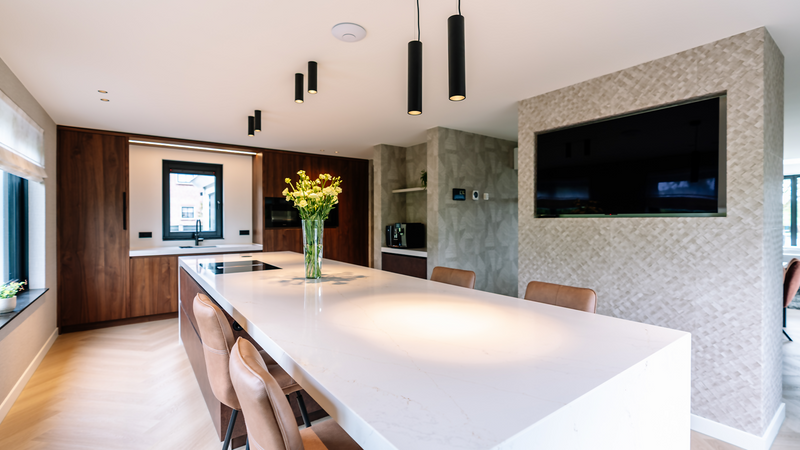 harmonieus interieur met maatwerk-HUIBERS bureau-Interieurarchitectuur,Maatwerk interieur,Woonkamer-Luxe Interieurontwerp met Maatwerk, Marmer & Eikenhout-OBLY