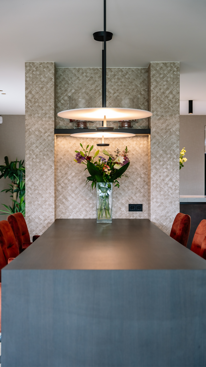 harmonieus interieur met maatwerk-HUIBERS bureau-Interieurarchitectuur,Maatwerk interieur,Woonkamer-Luxe Interieurontwerp met Maatwerk, Marmer & Eikenhout-OBLY