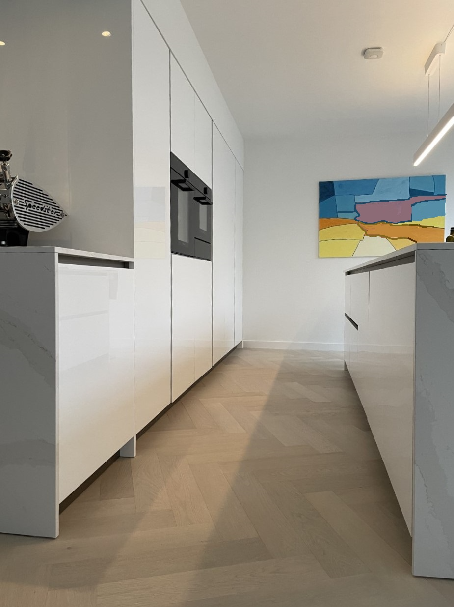 herinrichting begane grond met open keuken-Lin design-herinrichting-begane-grond,interieur-renovatie,keuken-interieur,keuken-met-kookeiland,keuken-op-maat,keuken-renovatie,moderne-keuken,open-keuken,open-woonruimte,renovatie-amstelveen,woning-renovatie,woning-verbouwing-OBLY
