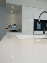 herinrichting begane grond met open keuken-Lin design-herinrichting-begane-grond,interieur-renovatie,keuken-interieur,keuken-met-kookeiland,keuken-op-maat,keuken-renovatie,moderne-keuken,open-keuken,open-woonruimte,renovatie-amstelveen,woning-renovatie,woning-verbouwing-OBLY